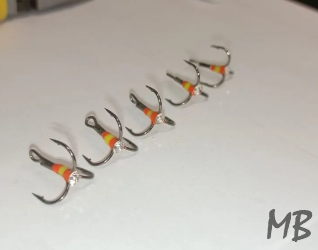 Крючок рыболовный тройник с камнем на судака