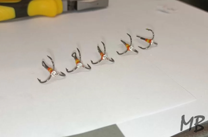 Крючок рыболовный тройник с камнем на судака